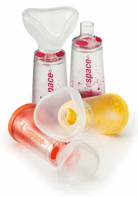 CAMERA DISTANZIATRICE PER EROGATORI SPRAY PREDOSATI L'ESPACE 220 ML PER ADULTI CON BOCCAGLIO VALVOLA INSPIRAZIONE 2 VALVOLE ESPIRAZIONE CODICE COLORE MAGENTA - Farmacianuova.eu